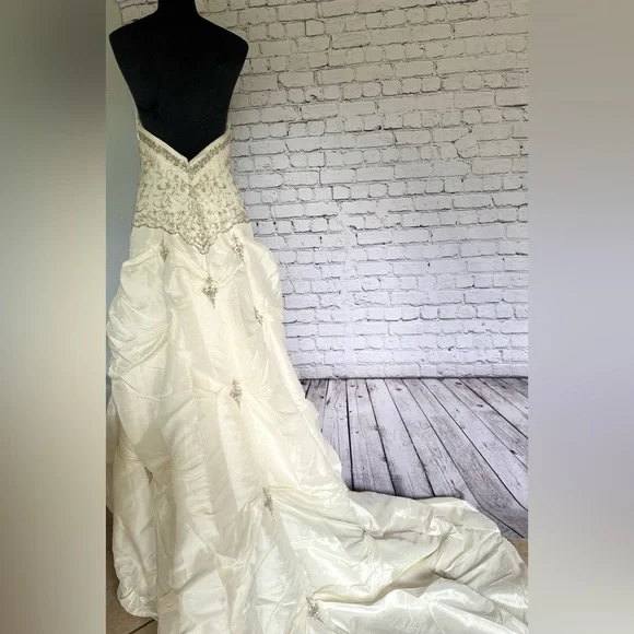 Allure Bridal Collection dress embellished wedding dress Silk Taffeta size 8-10 - Picture 2 of 4